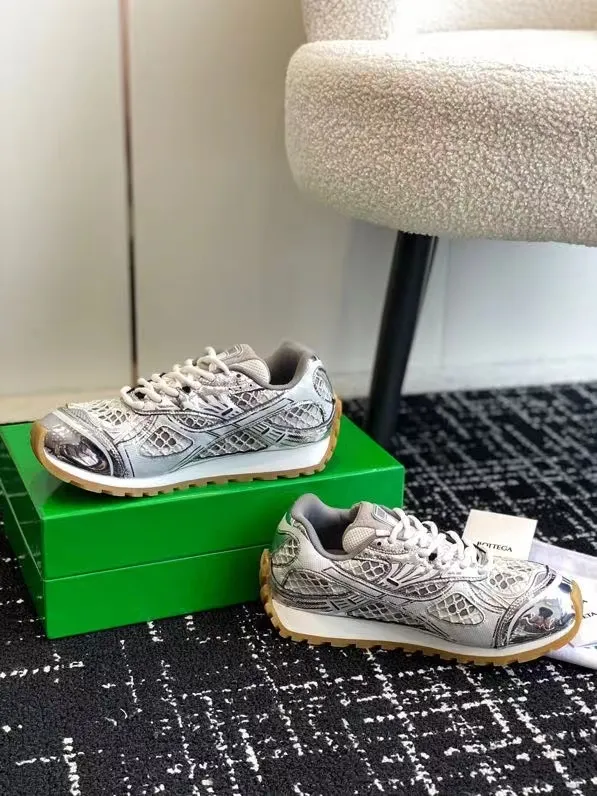 👟👟Ex-factory price 600👟👟 Top version (couples style) Bottega Veneta 23ss autumn and winter show style BV Orbit sneakers Wang Yibo same style couple style casual shoes dad shoes! Runner sneakers! Original purchase and development! Made of original lightweight technical mesh fabric, the same as the original version! The process is complicated! Paired with a rubber outsole designed with a geometric pattern, the high version of the Wang Zha series is actually much taller, but the legs still look slim. Very nice. Durable and durable to play with, standard and version-matching shoe packaging technology, look for high-end versions. The original outsole is exclusively molded, and the color-blocked TPU outsole is used. The material and weight are the same as the original! Size: #Female 35-41 (40 and 41 customized sizes are non-refundable) Male 39-45 (45 size customized are non-returnable and exchangeable)
